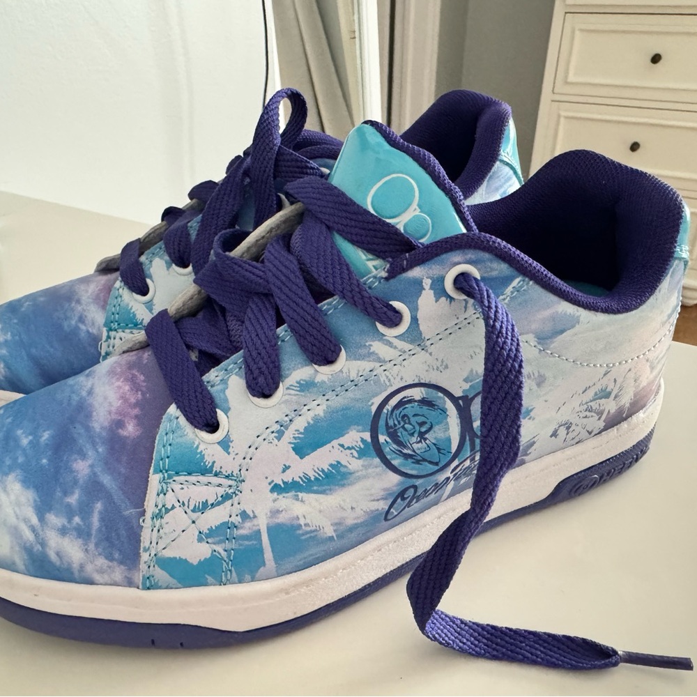 NWOT Heely’s sneaker